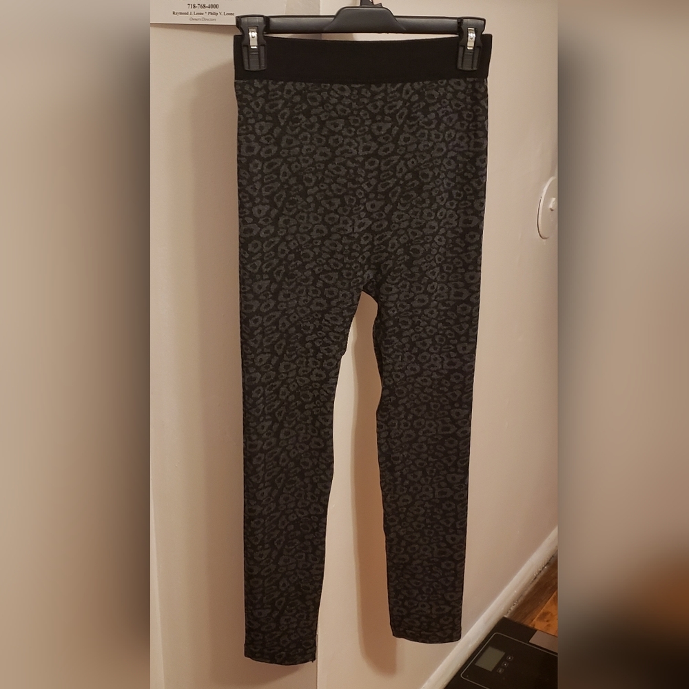 BLACK AND GRAY LEGGINGS